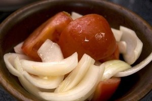cipolle-affettate-e-pomodorini-a-dadini