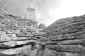 800px-Roof_of_trulli_detail_black_and_white