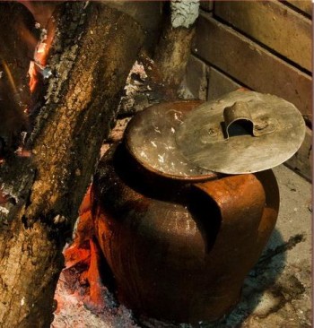 La pignata oggetto tipicp e caratteristico della Puglia