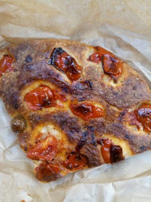 Preparazione focaccia barese