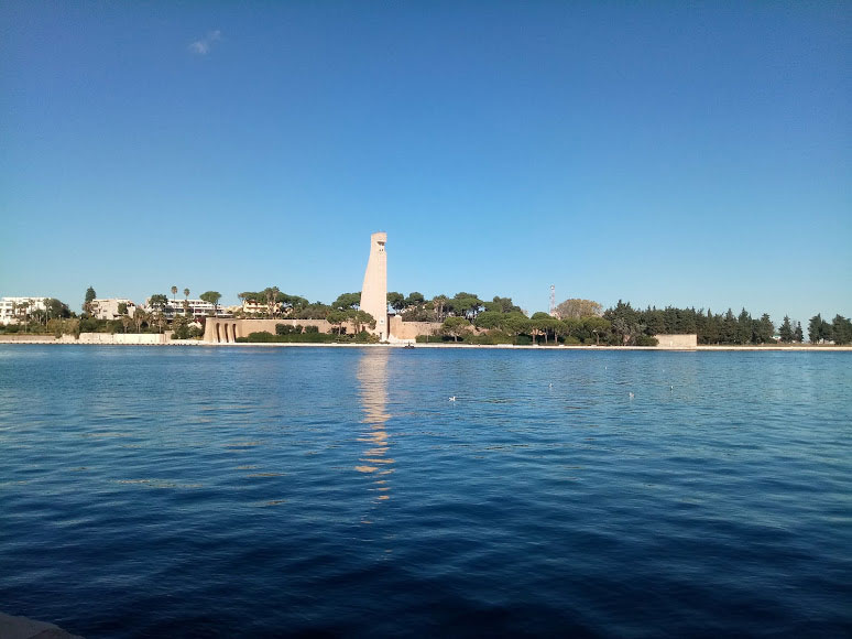 Vista sul monumento al marinaio